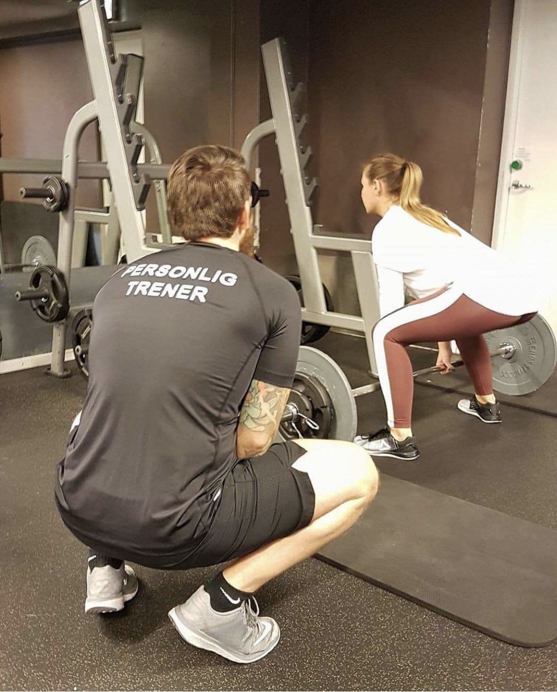 Marius veileder en klient under styrketrening